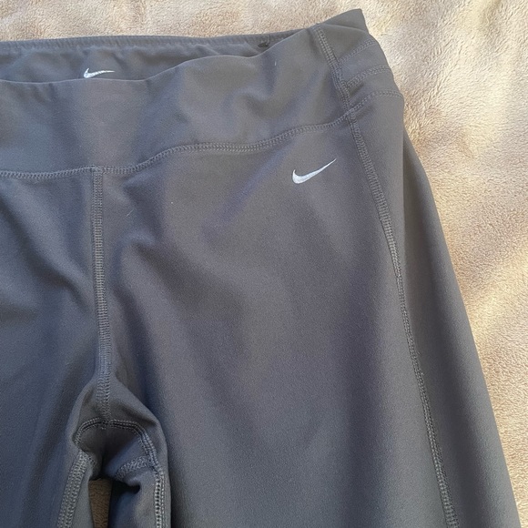 Ladies size Medium Nike capris - Picture 2 of 4